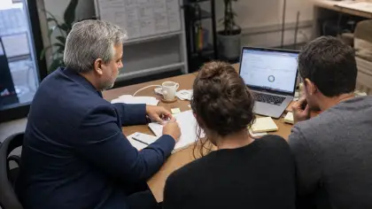 Francisco Leon de Vivero leading a focused SEO consultation